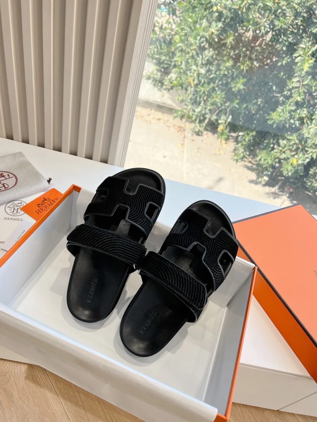 👟👟Ex-factory price 440👟👟 Men's size +10 H family 2024 spring and summer new style HERMES Hermes' recently popular couple's shoes, pig nose angle sandals and slippers, paired with various colorful socks, extremely trendy. Upper lining: imported original material. Outsole: non-slip and wear-resistant outsole. Size: Female 35-42 (40/42 non-returnable and non-exchangeable) Men’s size: 39-45 (45 is non-refundable and non-exchangeable)